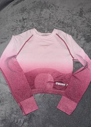 Женский укороченный бесшовный лонгслив (crop top) бренда gymshark из коллекции adapt ombre seamless (pink/burgundy), который имеет градиентный переход