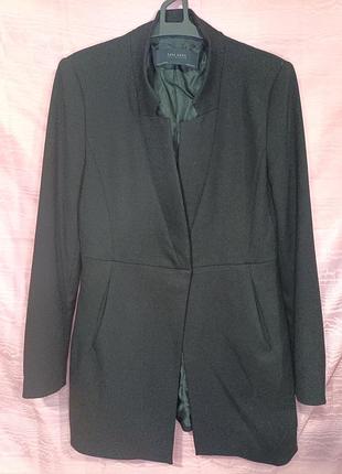 Подовжений чорний жакет (або пальто-піджак) від бренда zara basic з підкладкою й бічними кишенями.