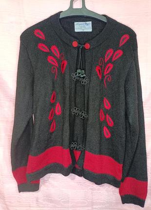 Женский черный кардиган из шерсти альпаки от alpaca style by artesanías a.t.,выделяется своей характерной красной и традиционными застежками-тоглами.