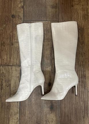Чоботи молочного кольору zara