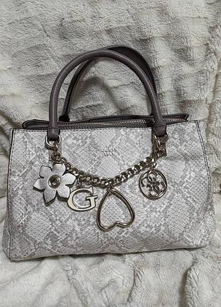 Роскішна та зухвала: брендова сумка-сатчел guess hadley з ефектом питона 🐍