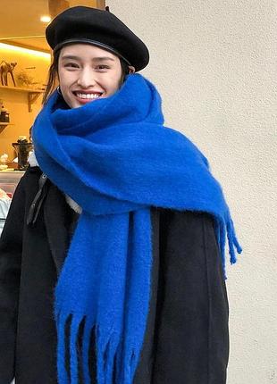 Об'ємний шарф з вовни в синьому кольорі
