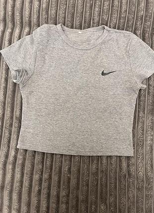 Жіноча футболка nike сіра коротка