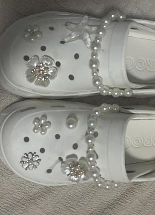 Шльопанці жіночі crocs білі на платформі з намистинами та підвісками
