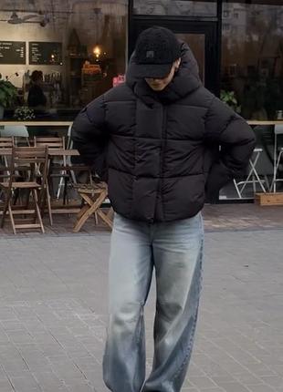 Жіночий пуховик чорний з капюшоном