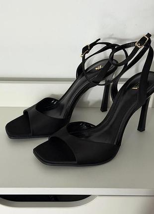 Zara босоніжки нові