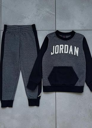 Утеплений оригінальний костюм jordan на 4/5 років