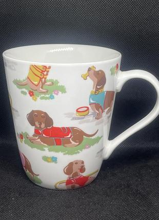 Порцелянова кружка cath kidston sausage dogs stanley mug із затишним принтом такс у яскравих червоних та блакитних светриках.