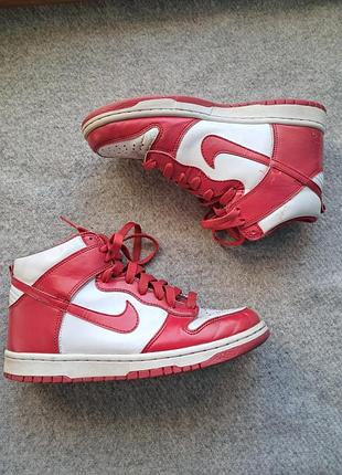 Оригінальні високі шкіряні кросівки nike dunk high у культовому червоно-білому забарвленні "university red".