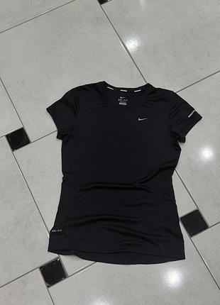 Футболка жіноча nike чорна