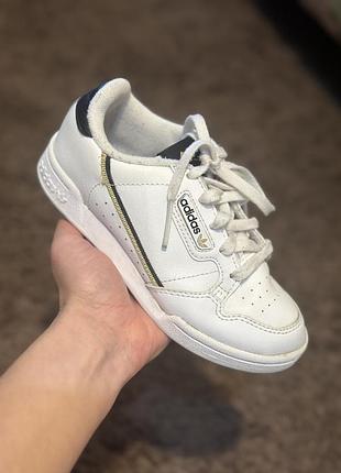 Оригінальні дитячі білі шкіряні кросівки adidas розмір 30 (19.5см) б/в