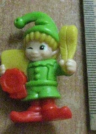 Фигурка зеленого эльфа из новогодней серии kinder surprise christmas 2024/2025