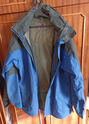Вінтажна куртка90г всесвітнього бренду.
mammut made in iusa розмір 52 кольору синій з чорним вінтаж стан 7з10
