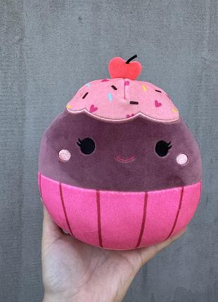 М'яка плюшева іграшка ottie the cupcake від бренду squishmallows із колекції valentine squad 2023 року, яка привертає увагу своєю милою верхівкою