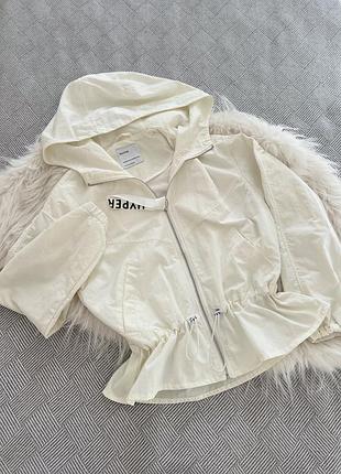 Вітровка жіноча bershka кольору ivory розміру xs-s з капюшоном