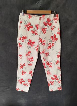 Zara. білі котонові брюки з червоними квітами.