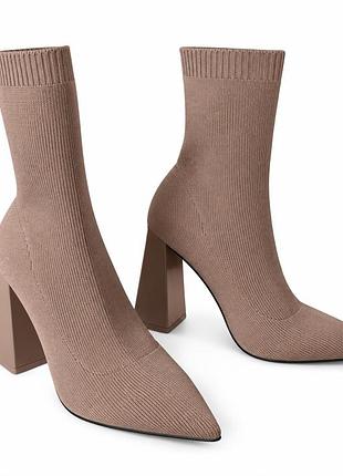 Zara — трикотажні ботильйони кольору тауп із гострим носком та масивними геометричними підборами