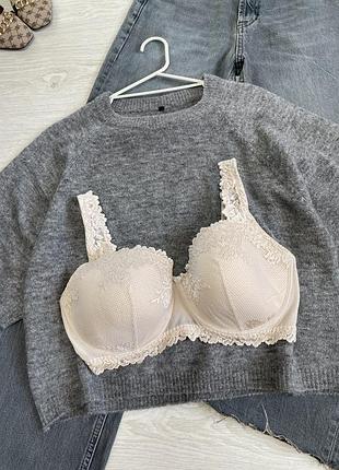 Ніжний бюст intimissimi