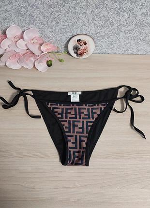 Женские чернокоричневые плавки от купальника fendi.