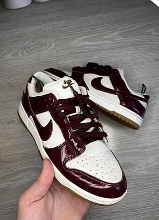 Кросівки жіночі nike dunk low lx «red croc» fj2260-004 білі з бордовим, розмір 40