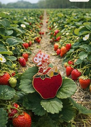 Винтаж!🍓 1980-е! клубничная шарлотка charlotte aux fraises полуниця клубника эмаль позолота клеймо брошь брошка значок девочка клубничка печенье