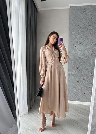 Атласна бежева сукня