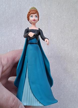 Коллекционная фигурка принцесса анна frozen из большого kinder maxi gigante (320g)