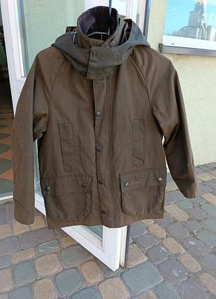 Вощеная детская куртка бренда barbour