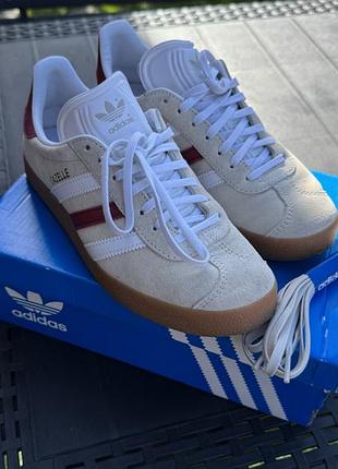 Кеди жіночі adidas gazelle бежеві з бордовими смужками