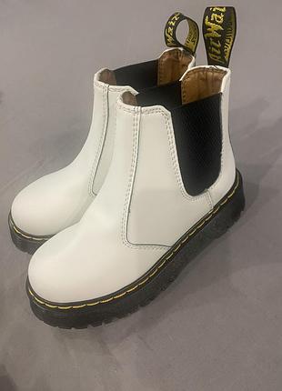 Білі шкіряні черевики брендові dr. martens