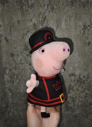 Коллекционная свинка пеппа гвардиец pappa pig