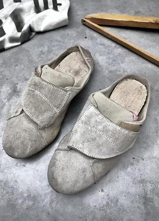 Закрытые замшевые шлепки