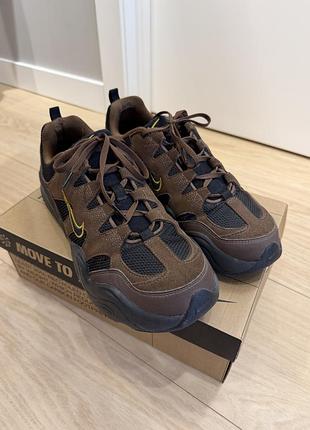 Nike tech hera fj9532-200 коричневі кросівки 45