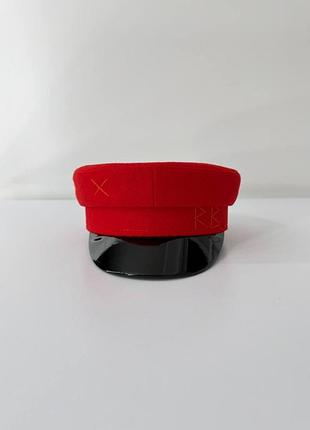 Кепи с лаковым козырьком красного цвета