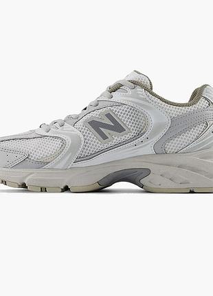 Кросівки new balance 530 'grey white у сіро-білому забарвленні, виконані з дихаючої сітки (меш) та синтетичних вставок з амортизуючою підошвою abzorb.