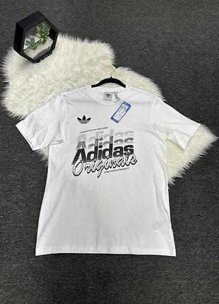 Біла футболка adidas originals привертає увагу своїм виразним багатошаровим чорно-сірим логотипом спереду.