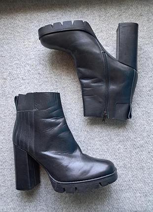 Шкіряні ботильйони zara basic на тракторній підошві та підборах — розмір 39 (іспанія)