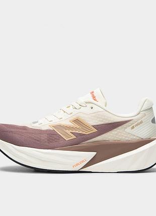 Бігові кросівки new balance fuelcell rebel v5 у забарвленні angora / earth shadow . розмір: 39