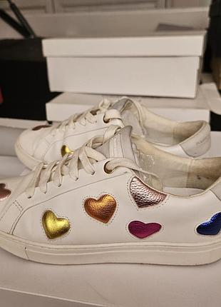 Кросівки жіночі kurt geiger білі з різнокольоровими серцями, натуральна шкіра
