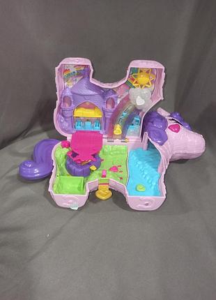 Игровой набор-шкатулку polly pocket unicorn party (в виде розового единорога-пеньять с фиолетовой гривой и золотистым рогом) от бренда mattel