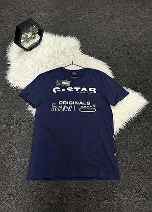 Темно-синя чоловіча бавовняна футболка бренду g-star raw (модель graphic 8 / originals) із білим фірмовим принтом на грудях.