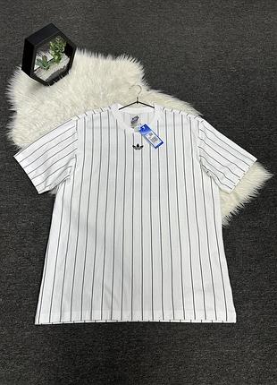 Біла футболка adidas originals graphics tee у вертикальну чорну смужку з невеликим вишитим логотипом-трилисником на грудях.