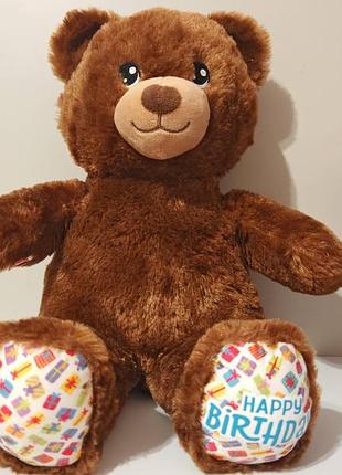 Мягкая игрушка build-a-bear workshop - birthday treat bear (утяжной мишка). этот плюшевый медведь коричневого цвета с вышитыми глазами и носом