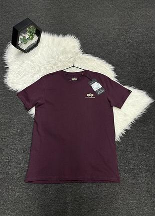 Чоловіча бордова футболка бренду alpha industries (модель basic small logo) з невеликим фірмовим логотипом на грудях.