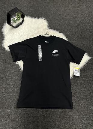 Чорна чоловіча футболка nike m nsw authrzd personnel tee (артикул dm6427-010) з білим логотипом та написом «authorized personnel only» на грудях.