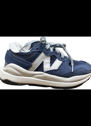 Популярна модель new balance 5740 (також позначається як new balance 57/40), виконана в класичному темно-синьому кольорі з білими деталями. розмір 41