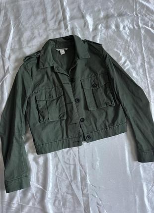 Укорочена куртка-жакет мілітарі h&m хакі / s (36) 100% бавовна