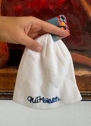 Белая акриловая шапка quiksilver оригинал