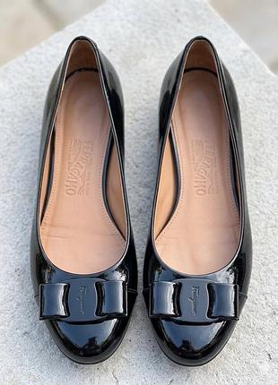 Оригінальні шкіряні лаковані балетки ferragamo (salvatore ferragamo) — розмір 7.5 b (наш 38)
