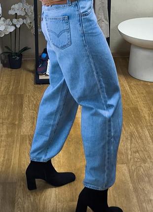 Світло-блакитні джинси бренду levi's